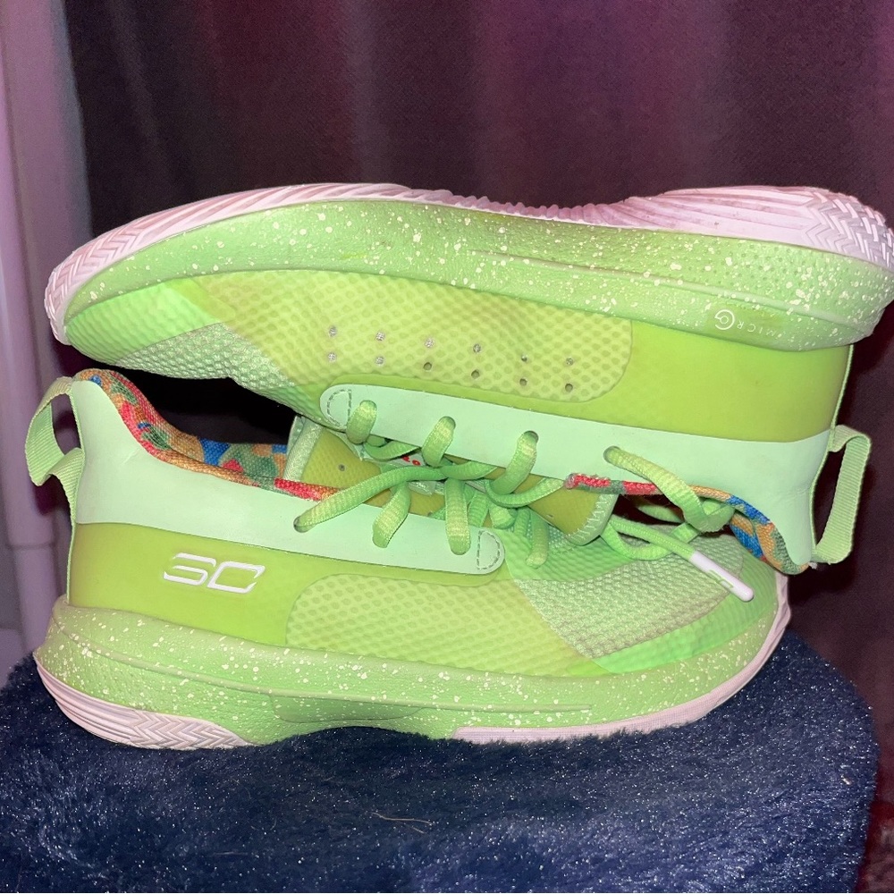 Steph curry sneakers great condition. Size 2 kids